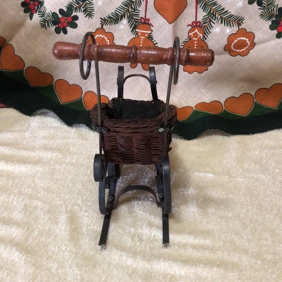 VINTAGE VICTORIAN  DOLL SLEIGH -WICKER/RATTAN, METAL, FABRIC 12”x12” - Picture 4 of 10